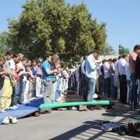 Foto Nicoloro G.  10/09/2010  Milano Primo venerdì di preghiera per la comunità islamica dopo la fine del Ramadan. nella foto La comunità in preghiera all\'aperto