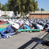 Foto Nicoloro G.  10/09/2010  Milano Primo venerdì di preghiera per la comunità islamica dopo la fine del Ramadan. nella foto La comunità in preghiera all\'aperto