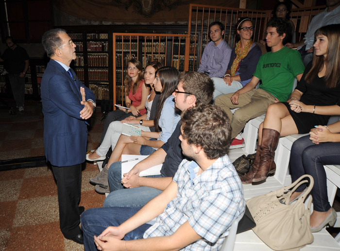 Foto Nicoloro G. 11/10/2011 Bologna Primo di tre appuntamenti televisivi su La7 dal titolo ” Il mondo che verra’ ” che vedono il professore Romano Prodi incontrare studenti italiani e stranieri, provenienti dalle diverse Facolta’ dell’ Universita’ di Bologna, per confrontarsi sul presente e sul futuro dell’ economia mondiale. nella foto Romano Prodi con il pubblico