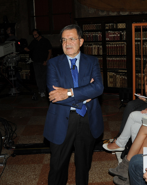 Foto Nicoloro G. 11/10/2011 Bologna Primo di tre appuntamenti televisivi su La7 dal titolo ” Il mondo che verra’ ” che vedono il professore Romano Prodi incontrare studenti italiani e stranieri, provenienti dalle diverse Facolta’ dell’ Universita’ di Bologna, per confrontarsi sul presente e sul futuro dell’ economia mondiale. nella foto Romano Prodi