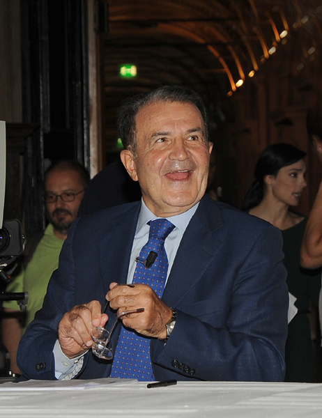 Foto Nicoloro G. 11/10/2011 Bologna Primo di tre appuntamenti televisivi su La7 dal titolo ” Il mondo che verra’ ” che vedono il professore Romano Prodi incontrare studenti italiani e stranieri, provenienti dalle diverse Facolta’ dell’ Universita’ di Bologna, per confrontarsi sul presente e sul futuro dell’ economia mondiale. nella foto Romano Prodi