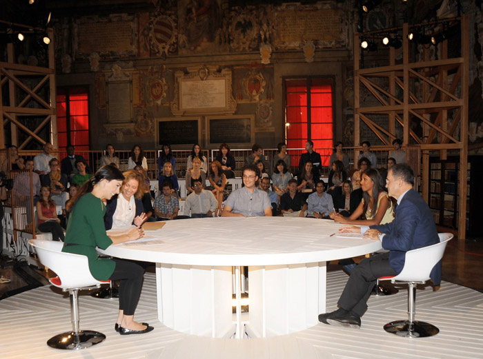 Foto Nicoloro G. 11/10/2011 Bologna Primo di tre appuntamenti televisivi su La7 dal titolo ” Il mondo che verra’ ” che vedono il professore Romano Prodi incontrare studenti italiani e stranieri, provenienti dalle diverse Facolta’ dell’ Universita’ di Bologna, per confrontarsi sul presente e sul futuro dell’ economia mondiale. nella foto La tavola rotonda a cui partecipa  Romano Prodi