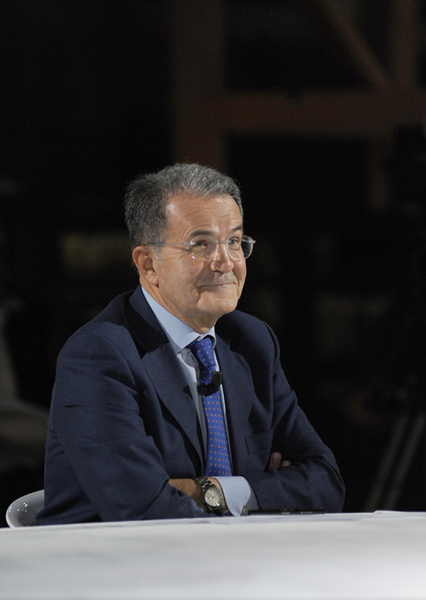 Foto Nicoloro G. 11/10/2011 Bologna Primo di tre appuntamenti televisivi su La7 dal titolo ” Il mondo che verra’ ” che vedono il professore Romano Prodi incontrare studenti italiani e stranieri, provenienti dalle diverse Facolta’ dell’ Universita’ di Bologna, per confrontarsi sul presente e sul futuro dell’ economia mondiale. nella foto Romano Prodi