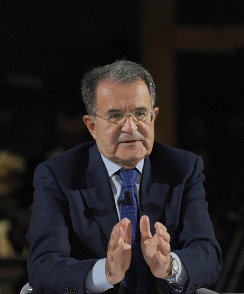 Foto Nicoloro G. 11/10/2011 Bologna Primo di tre appuntamenti televisivi su La7 dal titolo ” Il mondo che verra’ ” che vedono il professore Romano Prodi incontrare studenti italiani e stranieri, provenienti dalle diverse Facolta’ dell’ Universita’ di Bologna, per confrontarsi sul presente e sul futuro dell’ economia mondiale. nella foto Romano Prodi