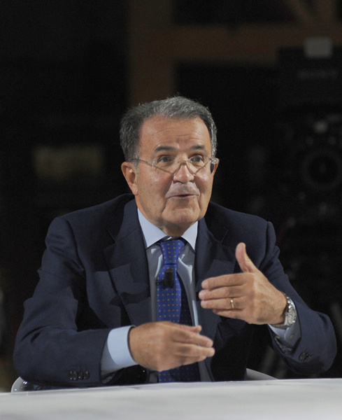 Foto Nicoloro G. 11/10/2011 Bologna Primo di tre appuntamenti televisivi su La7 dal titolo ” Il mondo che verra’ ” che vedono il professore Romano Prodi incontrare studenti italiani e stranieri, provenienti dalle diverse Facolta’ dell’ Universita’ di Bologna, per confrontarsi sul presente e sul futuro dell’ economia mondiale. nella foto Romano Prodi