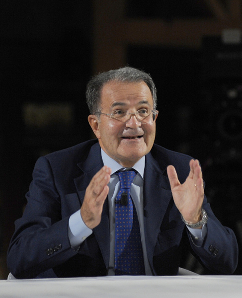 Foto Nicoloro G. 11/10/2011 Bologna Primo di tre appuntamenti televisivi su La7 dal titolo ” Il mondo che verra’ ” che vedono il professore Romano Prodi incontrare studenti italiani e stranieri, provenienti dalle diverse Facolta’ dell’ Universita’ di Bologna, per confrontarsi sul presente e sul futuro dell’ economia mondiale. nella foto Romano Prodi