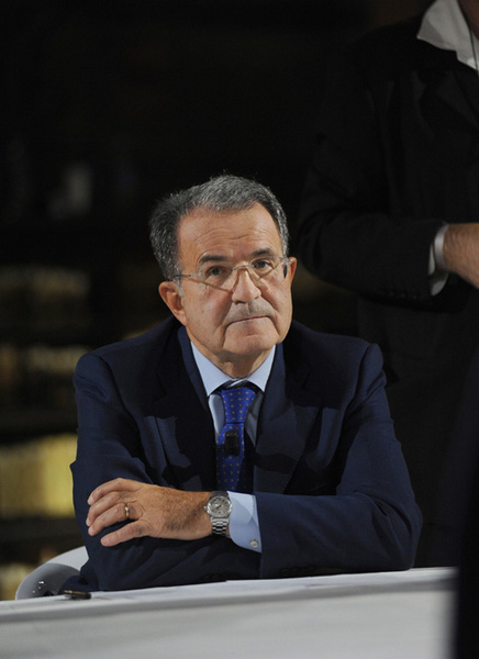 Foto Nicoloro G. 11/10/2011 Bologna Primo di tre appuntamenti televisivi su La7 dal titolo ” Il mondo che verra’ ” che vedono il professore Romano Prodi incontrare studenti italiani e stranieri, provenienti dalle diverse Facolta’ dell’ Universita’ di Bologna, per confrontarsi sul presente e sul futuro dell’ economia mondiale. nella foto Romano Prodi