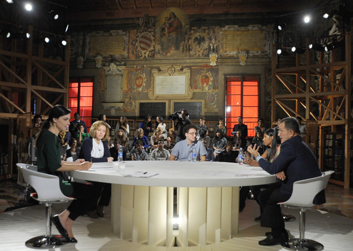 Foto Nicoloro G. 11/10/2011 Bologna Primo di tre appuntamenti televisivi su La7 dal titolo ” Il mondo che verra’ ” che vedono il professore Romano Prodi incontrare studenti italiani e stranieri, provenienti dalle diverse Facolta’ dell’ Universita’ di Bologna, per confrontarsi sul presente e sul futuro dell’ economia mondiale. nella foto La tavola rotonda a cui partecipa  Romano Prodi