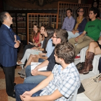 Foto Nicoloro G. 11/10/2011 Bologna Primo di tre appuntamenti televisivi su La7 dal titolo ” Il mondo che verra’ ” che vedono il professore Romano Prodi incontrare studenti italiani e stranieri, provenienti dalle diverse Facolta’ dell’ Universita’ di Bologna, per confrontarsi sul presente e sul futuro dell’ economia mondiale. nella foto Romano Prodi con il pubblico