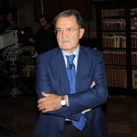 Foto Nicoloro G. 11/10/2011 Bologna Primo di tre appuntamenti televisivi su La7 dal titolo ” Il mondo che verra’ ” che vedono il professore Romano Prodi incontrare studenti italiani e stranieri, provenienti dalle diverse Facolta’ dell’ Universita’ di Bologna, per confrontarsi sul presente e sul futuro dell’ economia mondiale. nella foto Romano Prodi