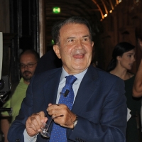 Foto Nicoloro G. 11/10/2011 Bologna Primo di tre appuntamenti televisivi su La7 dal titolo ” Il mondo che verra’ ” che vedono il professore Romano Prodi incontrare studenti italiani e stranieri, provenienti dalle diverse Facolta’ dell’ Universita’ di Bologna, per confrontarsi sul presente e sul futuro dell’ economia mondiale. nella foto Romano Prodi