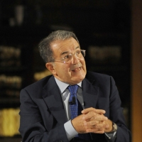 Foto Nicoloro G. 11/10/2011 Bologna Primo di tre appuntamenti televisivi su La7 dal titolo ” Il mondo che verra’ ” che vedono il professore Romano Prodi incontrare studenti italiani e stranieri, provenienti dalle diverse Facolta’ dell’ Universita’ di Bologna, per confrontarsi sul presente e sul futuro dell’ economia mondiale. nella foto Romano Prodi