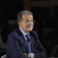 Foto Nicoloro G. 11/10/2011 Bologna Primo di tre appuntamenti televisivi su La7 dal titolo ” Il mondo che verra’ ” che vedono il professore Romano Prodi incontrare studenti italiani e stranieri, provenienti dalle diverse Facolta’ dell’ Universita’ di Bologna, per confrontarsi sul presente e sul futuro dell’ economia mondiale. nella foto Romano Prodi