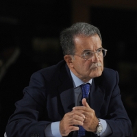 Foto Nicoloro G. 11/10/2011 Bologna Primo di tre appuntamenti televisivi su La7 dal titolo ” Il mondo che verra’ ” che vedono il professore Romano Prodi incontrare studenti italiani e stranieri, provenienti dalle diverse Facolta’ dell’ Universita’ di Bologna, per confrontarsi sul presente e sul futuro dell’ economia mondiale. nella foto Romano Prodi
