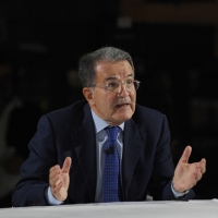 Foto Nicoloro G. 11/10/2011 Bologna Primo di tre appuntamenti televisivi su La7 dal titolo ” Il mondo che verra’ ” che vedono il professore Romano Prodi incontrare studenti italiani e stranieri, provenienti dalle diverse Facolta’ dell’ Universita’ di Bologna, per confrontarsi sul presente e sul futuro dell’ economia mondiale. nella foto Romano Prodi