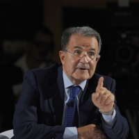 Foto Nicoloro G. 11/10/2011 Bologna Primo di tre appuntamenti televisivi su La7 dal titolo ” Il mondo che verra’ ” che vedono il professore Romano Prodi incontrare studenti italiani e stranieri, provenienti dalle diverse Facolta’ dell’ Universita’ di Bologna, per confrontarsi sul presente e sul futuro dell’ economia mondiale. nella foto Romano Prodi