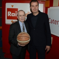 Foto Nicoloro G. 13/11/2013 Milano Ospiti della trasmissione su Radio2 ” Caterpillar AM – La Sfida ”. nella foto Dan Peterson – Simone Pianigiani