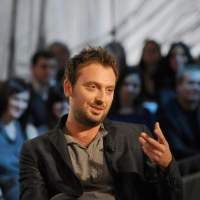 Foto Nicoloro G. 10/12/2010 Milano, Puntata della trasmissione \" Invasioni barbariche \"  su La7 e condotta da Daria Bignardi. nella foto Cesare Cremonini
