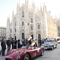 Foto Nicoloro G. 15/10/2011 Milano Quinta edizione del ” Trofeo Milano “, rassegna automobilistica organizzata dal Club Milanese Autoveicoli d’ Epoca. 107 auto d’ epoca sono partite da piazza Duomo e dopo un tragitto di circa 150 chilometri, passando da Varese, ritorneranno a Milano in via Montenapoleone. nella foto Partenza di un'auto da piazza Duomo