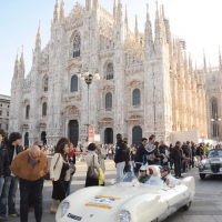 Foto Nicoloro G. 15/10/2011 Milano Quinta edizione del ” Trofeo Milano “, rassegna automobilistica organizzata dal Club Milanese Autoveicoli d’ Epoca. 107 auto d’ epoca sono partite da piazza Duomo e dopo un tragitto di circa 150 chilometri, passando da Varese, ritorneranno a Milano in via Montenapoleone. nella foto Partenza di un'auto da piazza Duomo
