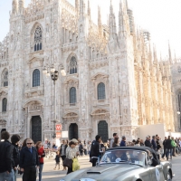 Foto Nicoloro G. 15/10/2011 Milano Quinta edizione del ” Trofeo Milano “, rassegna automobilistica organizzata dal Club Milanese Autoveicoli d’ Epoca. 107 auto d’ epoca sono partite da piazza Duomo e dopo un tragitto di circa 150 chilometri, passando da Varese, ritorneranno a Milano in via Montenapoleone. nella foto Partenza di un'auto da piazza Duomo