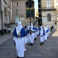 Foto Nicoloro G.  18/04/2014  Chieti      Si Ã¨ svolta il VenerdÃ¬ Santo la " Processione del Cristo Morto " che ha coinvolto tutta la cittÃ . I gruppi parrocchiali, le confraternite e i fedeli hanno attraversato la cittÃ  con i simboli della Passione mentre un nutrito gruppo di musici e coristi eseguivano il " Miserere di Selecchy ". nella foto sfilano aderenti ad una Confraternita.