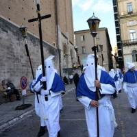 Foto Nicoloro G.  18/04/2014  Chieti      Si è svolta il Venerdì Santo la " Processione del Cristo Morto " che ha coinvolto tutta la città. I gruppi parrocchiali, le confraternite e i fedeli hanno attraversato la città con i simboli della Passione mentre un nutrito gruppo di musici e coristi eseguivano il " Miserere di Selecchy ". nella foto sfilano aderenti ad una Confraternita.