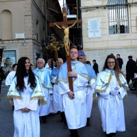 Foto Nicoloro G.  18/04/2014  Chieti      Si è svolta il Venerdì Santo la " Processione del Cristo Morto " che ha coinvolto tutta la città. I gruppi parrocchiali, le confraternite e i fedeli hanno attraversato la città con i simboli della Passione mentre un nutrito gruppo di musici e coristi eseguivano il " Miserere di Selecchy ". nella foto sfilano aderenti ad una Confraternita.