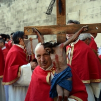Foto Nicoloro G.  18/04/2014  Chieti      Si è svolta il Venerdì Santo la " Processione del Cristo Morto " che ha coinvolto tutta la città. I gruppi parrocchiali, le confraternite e i fedeli hanno attraversato la città con i simboli della Passione mentre un nutrito gruppo di musici e coristi eseguivano il " Miserere di Selecchy ". nella foto un aderente ad una Confraternita.