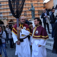 Foto Nicoloro G.  18/04/2014  Chieti      Si è svolta il Venerdì Santo la " Processione del Cristo Morto " che ha coinvolto tutta la città. I gruppi parrocchiali, le confraternite e i fedeli hanno attraversato la città con i simboli della Passione mentre un nutrito gruppo di musici e coristi eseguivano il " Miserere di Selecchy ". nella foto aderenti ad una Confraternita.