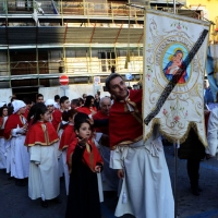 Foto Nicoloro G.  18/04/2014  Chieti      Si è svolta il Venerdì Santo la " Processione del Cristo Morto " che ha coinvolto tutta la città. I gruppi parrocchiali, le confraternite e i fedeli hanno attraversato la città con i simboli della Passione mentre un nutrito gruppo di musici e coristi eseguivano il " Miserere di Selecchy ". nella foto aderenti ad una Confraternita.
