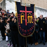 Foto Nicoloro G.  18/04/2014  Chieti      Si è svolta il Venerdì Santo la " Processione del Cristo Morto " che ha coinvolto tutta la città. I gruppi parrocchiali, le confraternite e i fedeli hanno attraversato la città con i simboli della Passione mentre un nutrito gruppo di musici e coristi eseguivano il " Miserere di Selecchy ". nella foto aderenti alla Onlus Fraternità di Misericordia con stendardo.