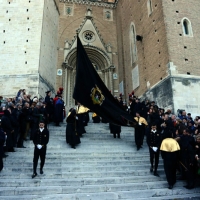 Foto Nicoloro G.  18/04/2014  Chieti      Si è svolta il Venerdì Santo la " Processione del Cristo Morto " che ha coinvolto tutta la città. I gruppi parrocchiali, le confraternite e i fedeli hanno attraversato la città con i simboli della Passione mentre un nutrito gruppo di musici e coristi eseguivano il " Miserere di Selecchy ". nella foto apre la processione lo stendardo a lutto dell' Arciconfraternita del Sacro Monte dei Morti che organizza l' evento.
