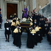 Foto Nicoloro G.  18/04/2014  Chieti      Si è svolta il Venerdì Santo la " Processione del Cristo Morto " che ha coinvolto tutta la città. I gruppi parrocchiali, le confraternite e i fedeli hanno attraversato la città con i simboli della Passione mentre un nutrito gruppo di musici e coristi eseguivano il " Miserere di Selecchy ". nella foto aderenti all' Arciconfraternita del Sacro Monte dei Morti che organizza l' evento.