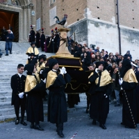 Foto Nicoloro G.  18/04/2014  Chieti      Si è svolta il Venerdì Santo la " Processione del Cristo Morto " che ha coinvolto tutta la città. I gruppi parrocchiali, le confraternite e i fedeli hanno attraversato la città con i simboli della Passione mentre un nutrito gruppo di musici e coristi eseguivano il " Miserere di Selecchy ". nella foto aderenti all' Arciconfraternita del Sacro Monte dei Morti che organizza l' evento.