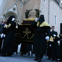 Foto Nicoloro G.  18/04/2014  Chieti      Si è svolta il Venerdì Santo la " Processione del Cristo Morto " che ha coinvolto tutta la città. I gruppi parrocchiali, le confraternite e i fedeli hanno attraversato la città con i simboli della Passione mentre un nutrito gruppo di musici e coristi eseguivano il " Miserere di Selecchy ". nella foto aderenti all' Arciconfraternita del Sacro Monte dei Morti che organizza l' evento.