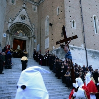 Foto Nicoloro G.  18/04/2014  Chieti      Si è svolta il Venerdì Santo la \" Processione del Cristo Morto \" che ha coinvolto tutta la città. I gruppi parrocchiali, le confraternite e i fedeli hanno attraversato la città con i simboli della Passione mentre un nutrito gruppo di musici e coristi eseguivano il \" Miserere di Selecchy \". nella foto sfilano aderenti ad una Confraternita con i simboli della Passione.