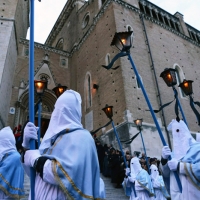Foto Nicoloro G.  18/04/2014  Chieti      Si è svolta il Venerdì Santo la \" Processione del Cristo Morto \" che ha coinvolto tutta la città. I gruppi parrocchiali, le confraternite e i fedeli hanno attraversato la città con i simboli della Passione mentre un nutrito gruppo di musici e coristi eseguivano il \" Miserere di Selecchy \". nella foto sfilano aderenti ad una Confraternita.
