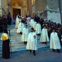 Foto Nicoloro G.  18/04/2014  Chieti      Si è svolta il Venerdì Santo la \" Processione del Cristo Morto \" che ha coinvolto tutta la città. I gruppi parrocchiali, le confraternite e i fedeli hanno attraversato la città con i simboli della Passione mentre un nutrito gruppo di musici e coristi eseguivano il \" Miserere di Selecchy \". nella foto sfilano aderenti ad una Confraternita.