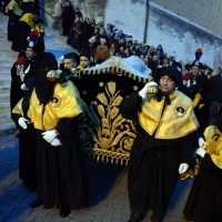 Foto Nicoloro G.  18/04/2014  Chieti      Si è svolta il Venerdì Santo la \" Processione del Cristo Morto \" che ha coinvolto tutta la città. I gruppi parrocchiali, le confraternite e i fedeli hanno attraversato la città con i simboli della Passione mentre un nutrito gruppo di musici e coristi eseguivano il \" Miserere di Selecchy \". nella foto aderenti all\' Arciconfraternita del Sacro Monte dei Morti che organizza l\' evento trasportano la statua del Cristo Morto.