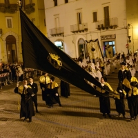 Foto Nicoloro G.  18/04/2014  Chieti      Si è svolta il Venerdì Santo la " Processione del Cristo Morto " che ha coinvolto tutta la città. I gruppi parrocchiali, le confraternite e i fedeli hanno attraversato la città con i simboli della Passione mentre un nutrito gruppo di musici e coristi eseguivano il " Miserere di Selecchy ". nella foto aderenti all' Arciconfraternita del Sacro Monte dei Morti che organizza l' evento aprono la Processione con lo Stendardo a lutto.