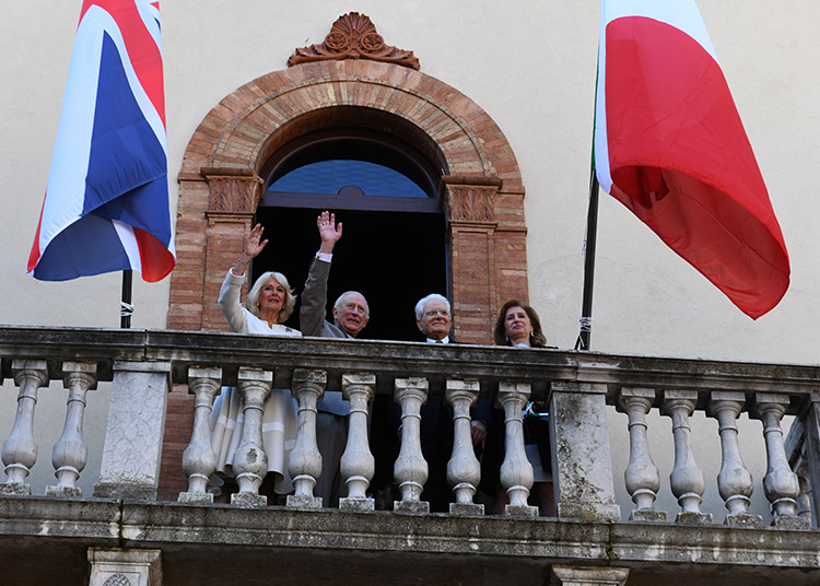10/04/2025   Ravenna   Visita ufficiale dei Reali Inglesi. nella foto il saluto dal balcone del palazzo del Comune alla folla che gremisce la piazza del Popolo.