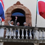 10/04/2025   Ravenna   Visita ufficiale dei Reali Inglesi. nella foto il saluto dal balcone del palazzo del Comune alla folla che gremisce la piazza del Popolo.