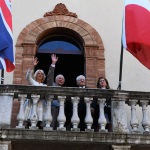 10/04/2025   Ravenna   Visita ufficiale dei Reali Inglesi. nella foto il saluto dal balcone del palazzo del Comune alla folla che gremisce la piazza del Popolo.