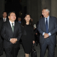 Foto Nicoloro G. 18/10/2011 Milano E’ arrivato in citta’ il presidente della Repubblica di Mongolia ed e’ stato ricevuto a palazzo Marino dal sindaco. nella foto Tsakhiagiin Elbegdorj – Gantuya Tsevegdorj – Giuliano Pisapia