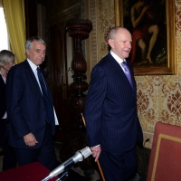 Foto Nicoloro G. 11/11/2013 Milano Cerimonia a Palazzo Marino di consegna delle Chiavi della Città allo scrittore Wilbur Smith. nella foto Wilbur Smith – Giuliano Pisapia