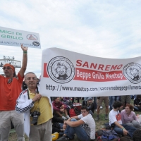 Foto Nicoloro/Omega  26/09/2010 Cesena Seconda giornata del \" Woodstock 5 Stelle - Musica & Futuro \" organizzato dal \" Movimento 5 Stelle \" di Beppe Grillo all\' interno del parco dell\' Ippodromo di Cesena. nella foto Simpatizzanti del Movimento 5 Stelle, i cosidetti \"grillini\", con striscioni