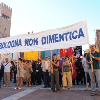 Foto Nicoloro G.  02/08/2010 Bologna  Per il XXX anniversario della strage alla stazione di Bologna si è svolto il tradizionale corteo che si è concluso nel piazzale antistante la stazione con un comizio cui hanno partecipato le massime autorità civili e amministrative oltre all’associazione dei famigliari delle vittime. nella foto La testa del corteo con il grande striscione