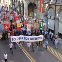 Foto Nicoloro G.  02/08/2010 Bologna  Per il XXX anniversario della strage alla stazione di Bologna si è svolto il tradizionale corteo che si è concluso nel piazzale antistante la stazione con un comizio cui hanno partecipato le massime autorità civili e amministrative oltre all’associazione dei famigliari delle vittime. nella foto Il corteo con il grande striscione ha in testa i gonfaloni di Comuni e Province italiane