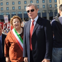 Foto Nicoloro G.  02/08/2010 Bologna  Per il XXX anniversario della strage alla stazione di Bologna si è svolto il tradizionale corteo che si è concluso nel piazzale antistante la stazione con un comizio cui hanno partecipato le massime autorità civili e amministrative oltre all’associazione dei famigliari delle vittime. nella foto Anna Maria Cancellieri – Mauro Moretti